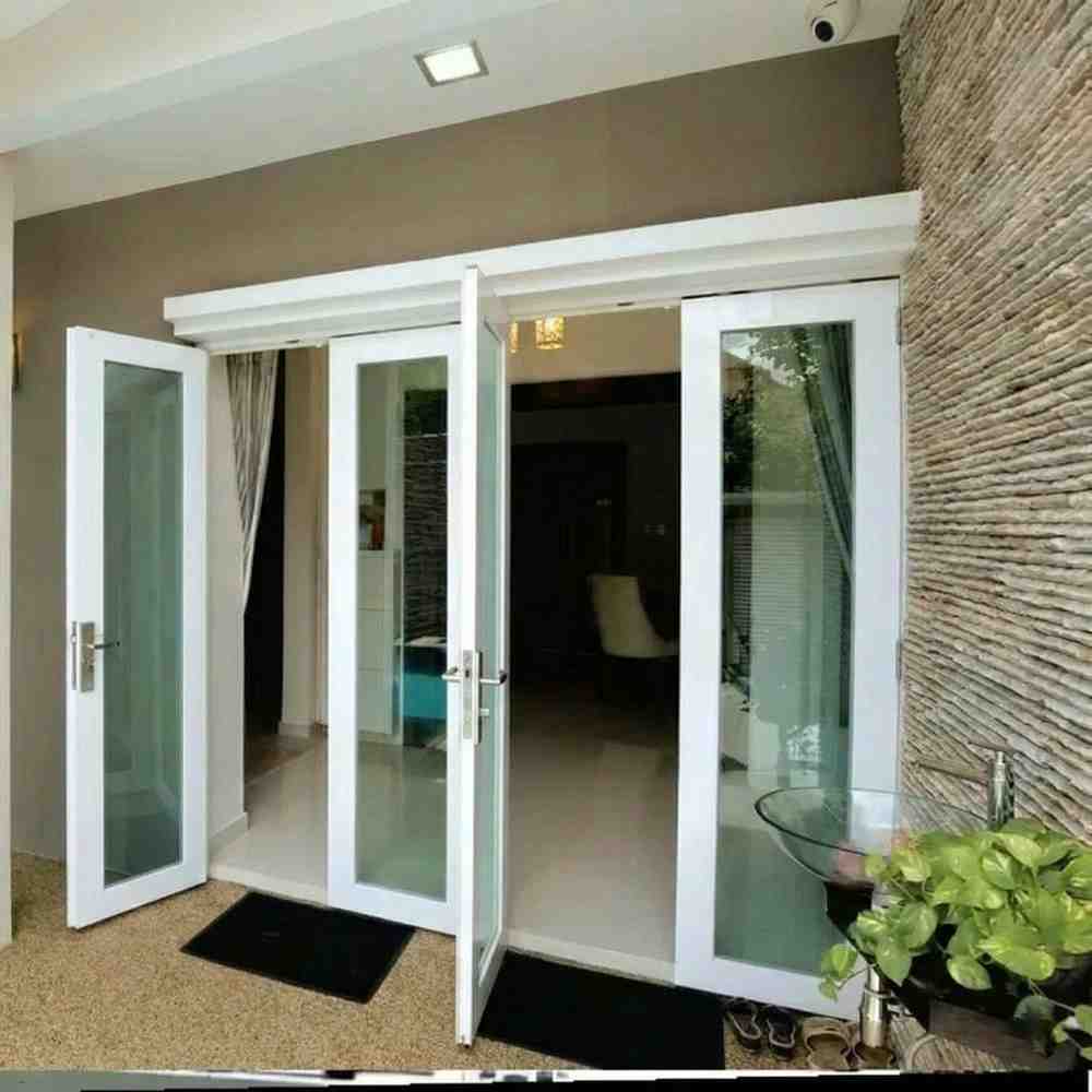 Elegant glass door with stainless steel handle in Dubai home